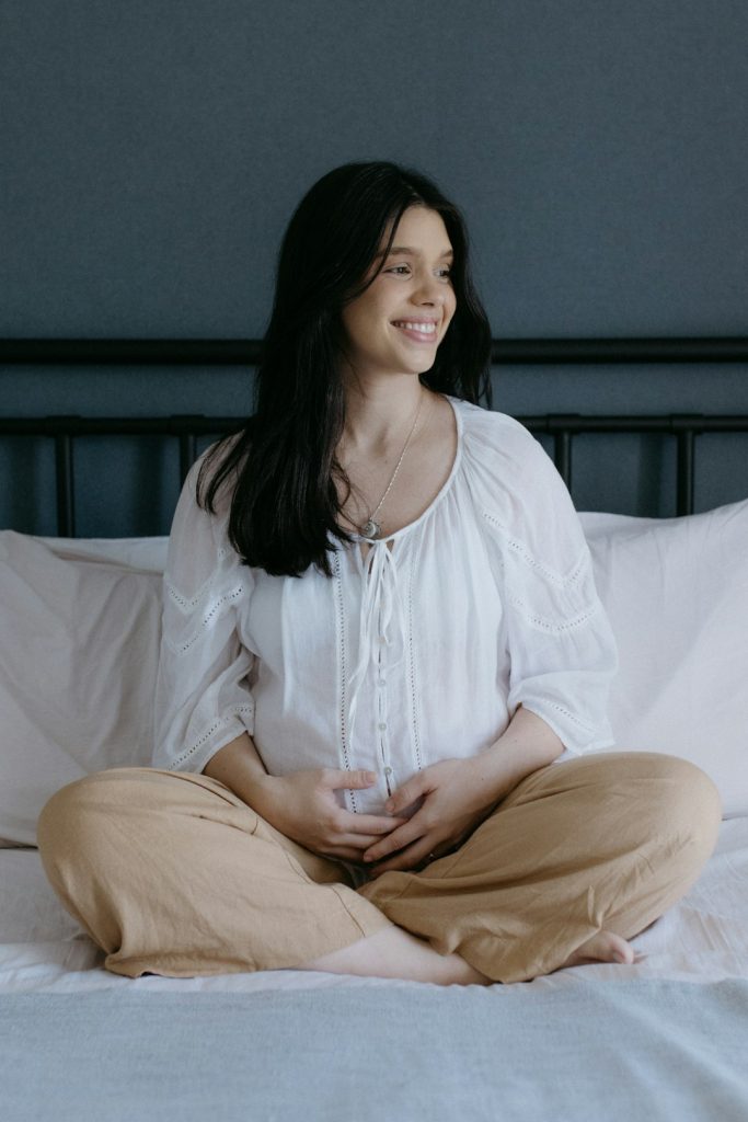 pregnant-woman-sitting-on-bed